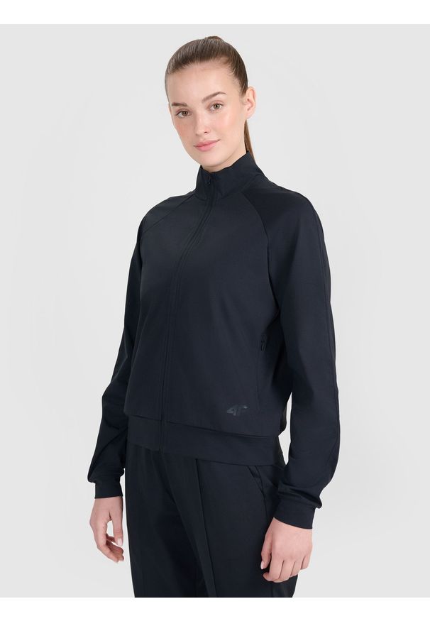 4f - 4F Bluza treningowa regular szybkoschnąca damska - czarna M. Typ kołnierza: kołnierzyk stójkowy, bez kaptura. Kolor: czarny. Materiał: dzianina, materiał, syntetyk, włókno, tkanina. Długość rękawa: raglanowy rękaw. Wzór: gładki, ze splotem. Styl: klasyczny, sportowy. Sport: fitness