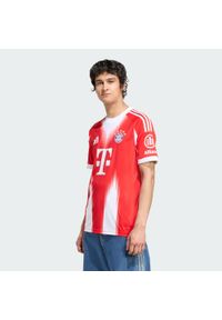 Adidas - Koszulka FC Bayern 25/26 Home. Kolor: czerwony. Sport: piłka nożna