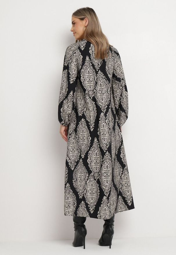 Born2be - Czarna Rozkloszowana Sukienka Maxi z Trójkątnym Dekoltem Chetan. Kolor: czarny. Materiał: tkanina. Wzór: nadruk. Długość: maxi