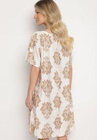 Born2be - Ciemnobeżowa Pudełkowa Sukienka z Wiskozy Ozdobiona Geometrycznym Wzorem Emilavie. Okazja: na co dzień. Typ kołnierza: dekolt w kształcie V. Kolor: beżowy. Materiał: wiskoza. Wzór: aplikacja, geometria. Typ sukienki: proste. Styl: klasyczny, casual, elegancki #2