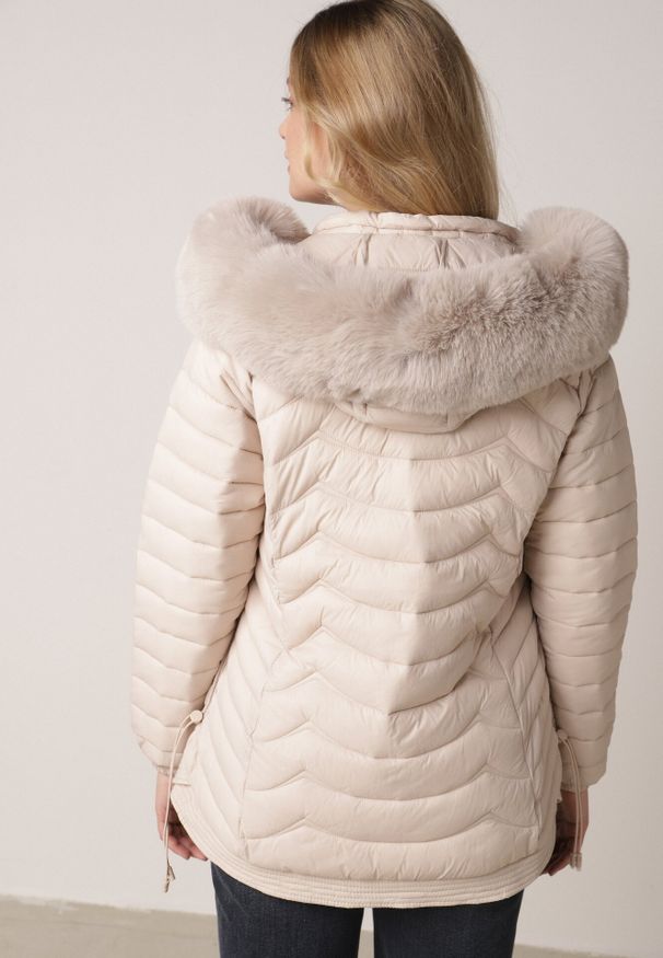 Born2be - Jasnobeżowa Pikowana Kurtka Przejściowa z Kapturem i Ściągaczami po Bokach Fezika. Okazja: na spacer, na co dzień. Typ kołnierza: kaptur. Kolor: beżowy. Materiał: futro, poliester, jeans. Styl: casual