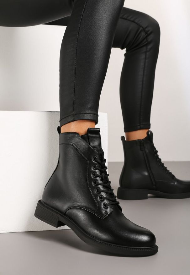 Born2be - Czarne Płaskie Sznurowane Botki z Ociepleniem Esavinea. Okazja: na co dzień. Kolor: czarny. Materiał: wełna, jeans. Sezon: zima. Styl: klasyczny, elegancki, casual