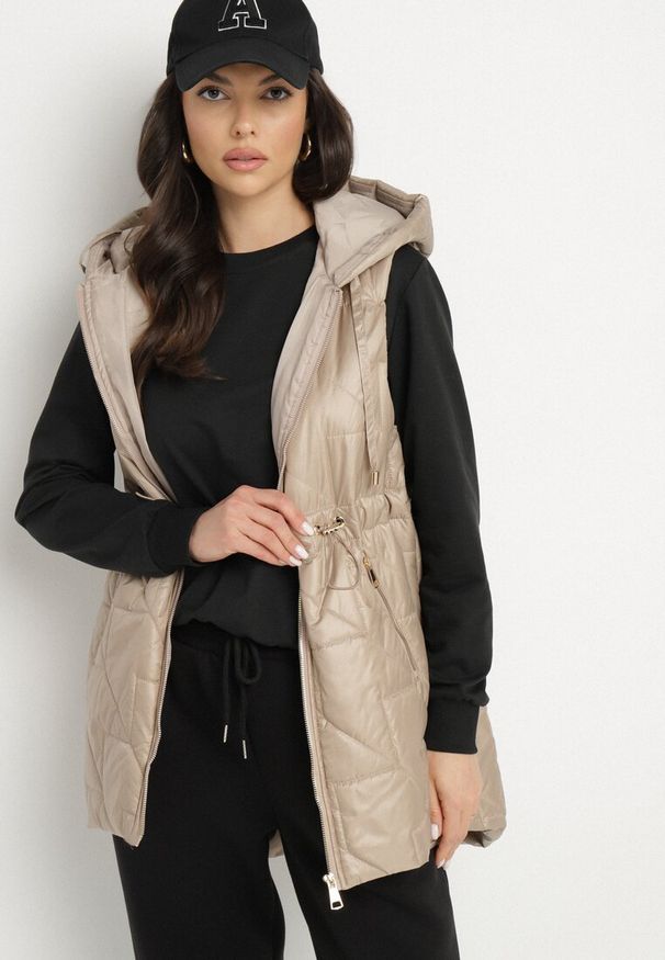 Born2be - Beżowa Kamizelka Pikowana z Nieodpinanym Kapturem Lisandora. Okazja: na spacer. Kolor: beżowy. Sezon: wiosna. Styl: klasyczny