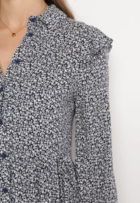 Born2be - Granatowa Rozkloszowana Sukienka Mini w Kwiaty z Falbankami na Ramionach Lorean. Okazja: na spacer, na imprezę. Typ kołnierza: kołnierz z falbankami. Kolor: niebieski. Materiał: materiał. Wzór: kwiaty. Sezon: lato. Styl: elegancki. Długość: mini #7