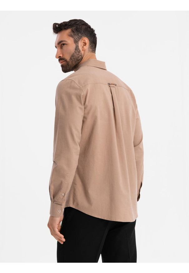 Ombre Clothing - Koszula męska lniana z klasycznym kołnierzykiem i kieszeniami REGULAR FIT – jasnobrązowa V7 - Rozmiar: XXL. Okazja: na co dzień. Typ kołnierza: kołnierzyk klasyczny. Kolor: brązowy. Materiał: len. Długość: długie. Wzór: aplikacja. Sezon: wiosna, lato. Styl: klasyczny
