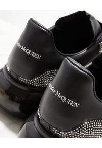 Alexander McQueen - ALEXANDER MCQUEEN - Sneakersy z drobnymi kryształami. Nosek buta: okrągły. Zapięcie: sznurówki. Kolor: czarny. Materiał: guma #2