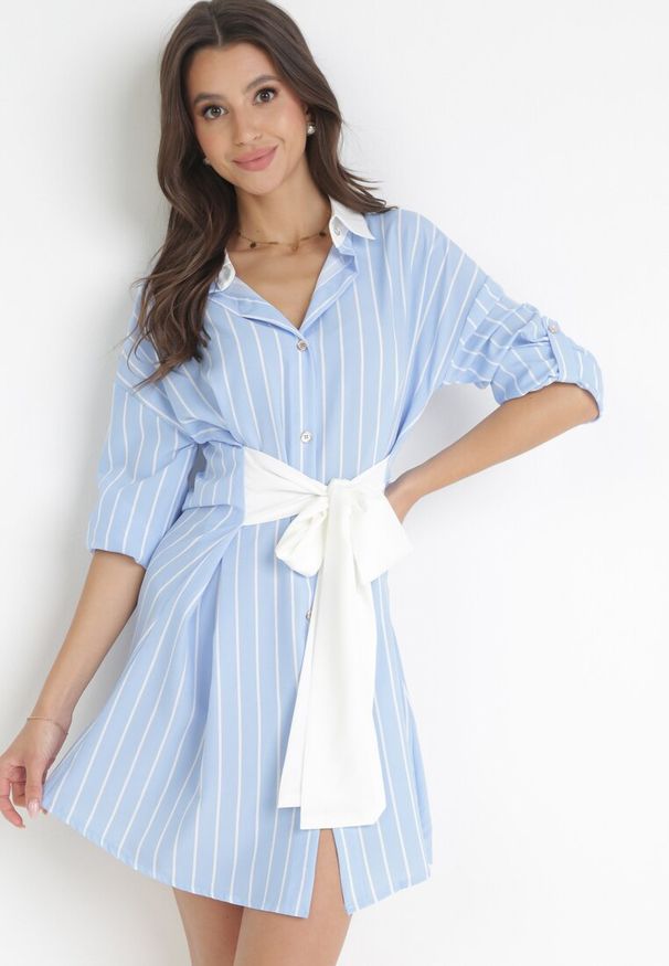 Born2be - Jasnoniebieska Wiskozowa Sukienka Mini o Fasonie Koszuli Zapinana na Guziki Romola. Kolor: niebieski. Materiał: wiskoza. Długość rękawa: długi rękaw. Typ sukienki: koszulowe. Długość: mini