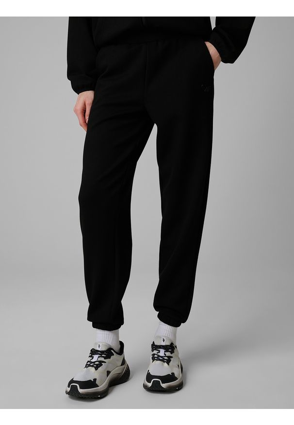 4f - 4F Spodnie dresowe joggery damskie - czarne S. Stan: podwyższony. Kolor: czarny. Materiał: dresówka. Długość: do kostek