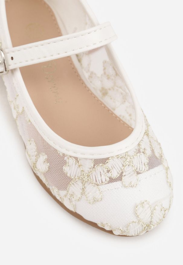 Born2be - Białe Siateczkowe Balerinki z Paskiem z Klamerką Zdobione Kwiatowym Haftem Canlea. Okazja: na spacer, na co dzień, na uczelnię, na imprezę. Zapięcie: pasek. Kolor: biały. Materiał: jeans. Wzór: aplikacja, haft, kwiaty. Styl: casual