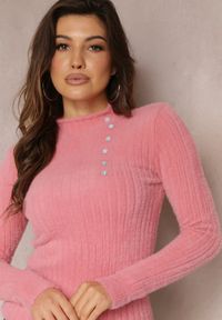 Renee - Różowy Wełniany Sweter z Biżuteryjnymi Guzikami i Dłuższym Włosiem Tuvelio. Kolor: różowy. Materiał: wełna. Długość: długie #2