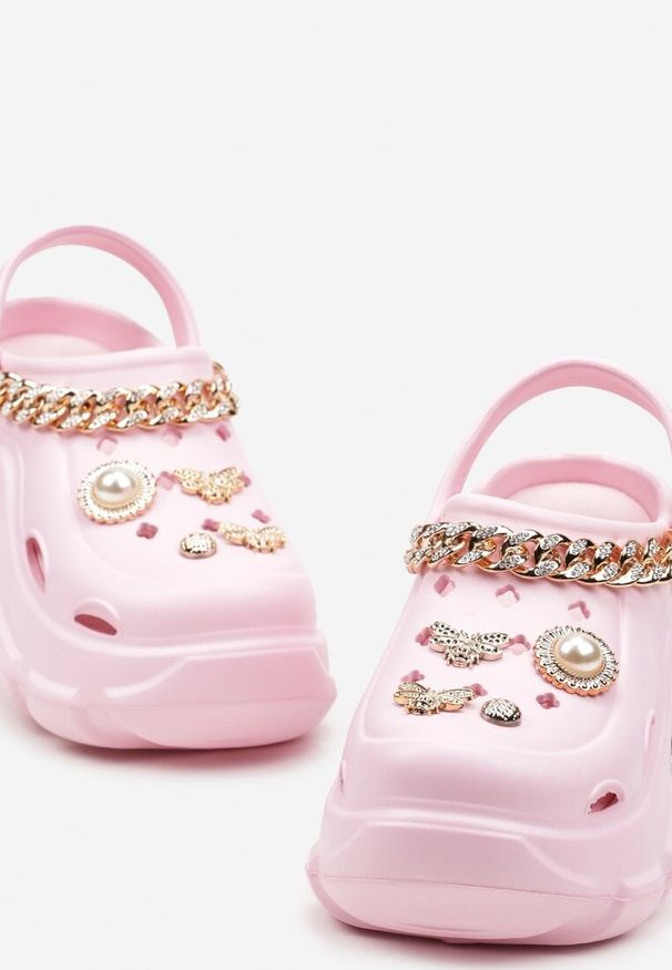 Born2be - Różowe Piankowe Klapki na Grubej Podeszwie z Aplikacjami i Łańcuchem Mastisti. Okazja: na co dzień. Kolor: różowy. Materiał: len. Wzór: aplikacja. Sezon: lato. Styl: casual, klasyczny, elegancki