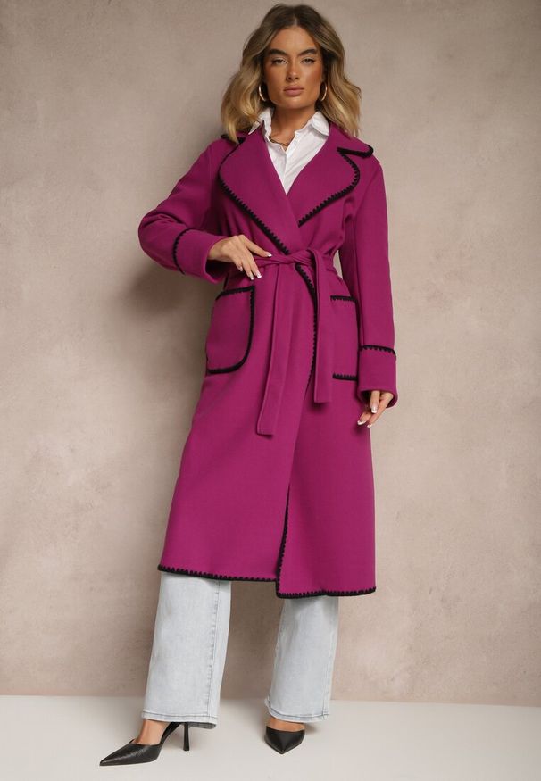 Renee - Fioletowy Płaszcz Szlafrokowy z Wiązanym Paskiem Zdobiony Przeszyciami Enamia. Okazja: na co dzień. Kolor: fioletowy. Materiał: jeans. Długość rękawa: długi rękaw. Długość: długie. Wzór: aplikacja. Styl: casual, elegancki