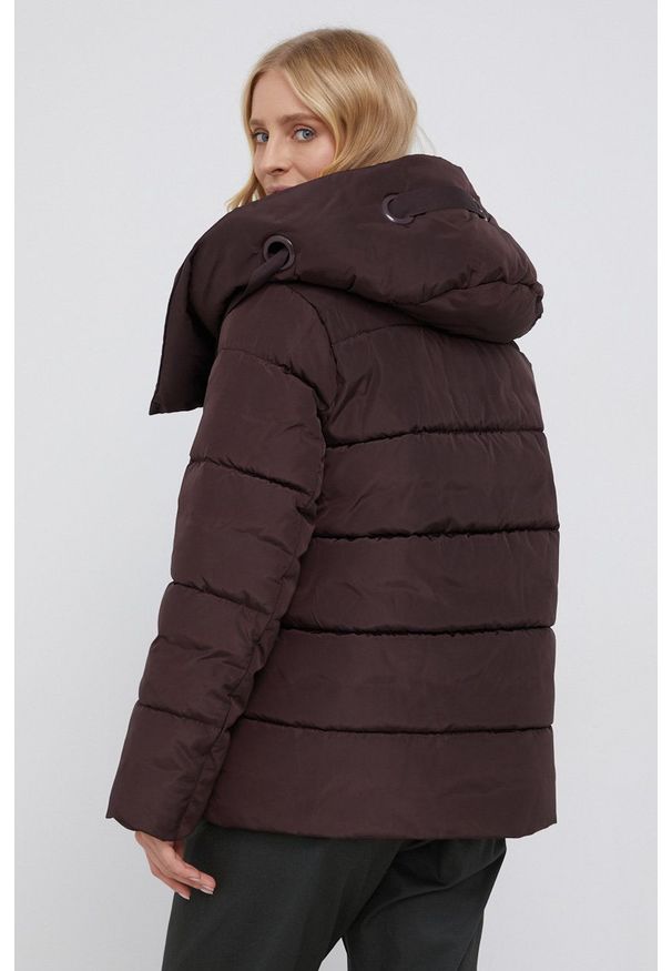 Sisley Kurtka damska kolor brązowy zimowa oversize. Typ kołnierza: kaptur. Kolor: brązowy. Materiał: poliester. Sezon: zima