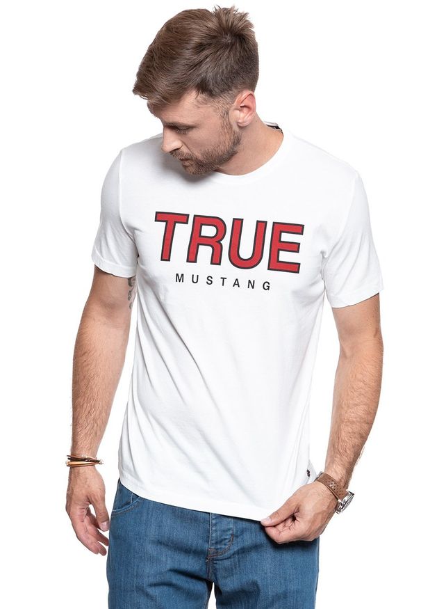 Mustang - MUSTANG T SHIRT Alex C Print CLOUD DANCER 1008702 2020. Typ kołnierza: kaptur. Materiał: dzianina, bawełna, denim, jeans, materiał. Długość rękawa: krótki rękaw. Długość: krótkie. Wzór: nadruk. Sezon: lato. Styl: sportowy, klasyczny