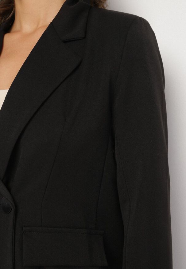 Born2be - Czarna Dwurzędowa Marynarka o Pudełkowym Kroju z Imitacją Kieszeni Lobirana. Okazja: do pracy, na spotkanie biznesowe. Kolor: czarny. Styl: elegancki, biznesowy