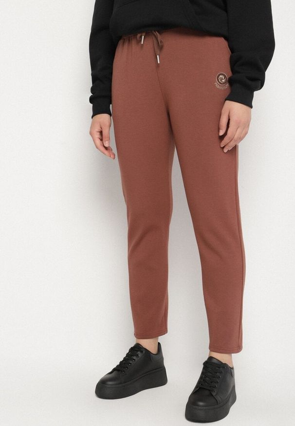 Born2be - Ciemnobrązowe Spodnie Dresowe z Ozdobą z Boku Rialane. Okazja: na co dzień. Kolekcja: plus size. Kolor: brązowy. Materiał: dresówka. Wzór: aplikacja. Styl: casual, elegancki