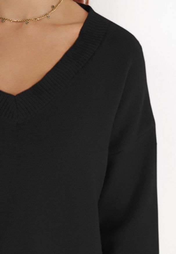 Born2be - Czarny Sweter z Wiskozy Oversize Yorate. Okazja: na co dzień. Typ kołnierza: dekolt w serek. Kolor: czarny. Materiał: wiskoza. Długość rękawa: długi rękaw. Długość: długie. Styl: wizytowy, elegancki, casual