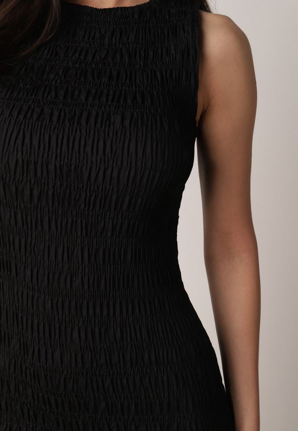 Born2be - Czarna Marszczona Sukienka Bez Rękawów z Obniżoną Linią Talii Natirea. Okazja: na co dzień. Kolor: czarny. Długość rękawa: bez rękawów. Typ sukienki: proste. Styl: casual, elegancki