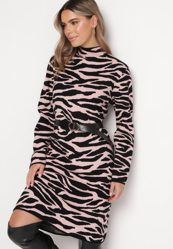 Born2be - Jasnoróżowa Sukienka Midi o Luźnym Kroju ze Zwierzęcym Motywem i Półgolfem Vissara. Kolor: różowy. Materiał: dzianina. Wzór: motyw zwierzęcy. Styl: klasyczny. Długość: midi