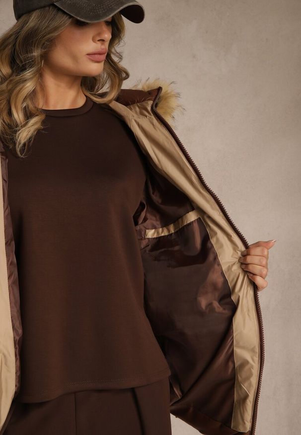 Renee - Brązowa Pikowana Kurtka z Kapturem z Futerkowym Zdobieniem Olinedia. Okazja: na co dzień. Typ kołnierza: kaptur. Kolor: brązowy. Materiał: poliester, jeans, futro. Wzór: aplikacja. Sezon: zima. Styl: casual