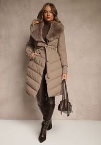 Renee - Ciemnobeżowa Pikowana Kurtka o Eleganckim Kroju z Futerkiem i Wiązanym Paskiem Galinessa. Kolor: beżowy. Materiał: futro. Sezon: zima. Styl: elegancki #5