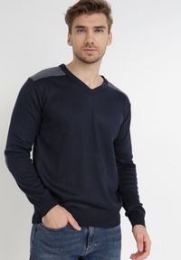Born2be - Granatowy Sweter Melyse. Typ kołnierza: dekolt w kształcie V. Kolor: niebieski. Materiał: jeans. Wzór: aplikacja. Styl: klasyczny #1