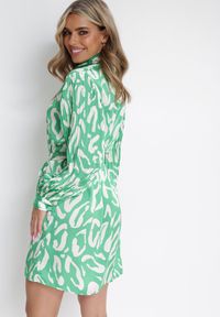 Born2be - Zielona Sukienka Mini z Plisowanymi Rękawami i Materiałowym Paskiem Sevan. Kolor: zielony. Materiał: materiał. Wzór: nadruk, motyw zwierzęcy. Sezon: wiosna, lato. Długość: mini #3