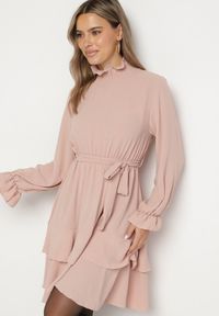 Born2be - Różowa Sukienka z Falbanami i Marszczonym Golfem z Dodatkowym Wiązanym Paskiem Savelina. Okazja: na imprezę. Typ kołnierza: golf. Kolor: różowy. Typ sukienki: rozkloszowane. Styl: klasyczny, elegancki #5