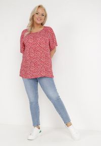 Born2be - Czerwona Bluzka z Wiskozy Maerelaia. Kolekcja: plus size. Kolor: czerwony. Materiał: wiskoza. Długość: krótkie. Wzór: kwiaty. Sezon: lato #6