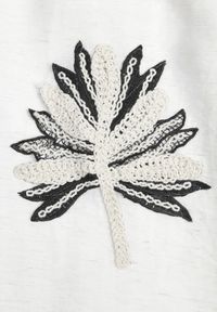 Renee - Biała Sukienka Boho z Dodatkiem Lnu o Rozkloszowanym Kroju z Frędzlami i Falbaną Ocaline. Kolor: biały. Materiał: len. Długość rękawa: na ramiączkach. Wzór: aplikacja. Sezon: lato. Typ sukienki: proste, rozkloszowane. Styl: boho #3