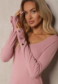 Renee - Ciemnoróżowy Sweter z Wiskozą Ozdobiony Guzikami z Trójkątnym Dekoltem Attecca. Kolor: różowy. Materiał: wiskoza. Wzór: aplikacja. Sezon: zima #3