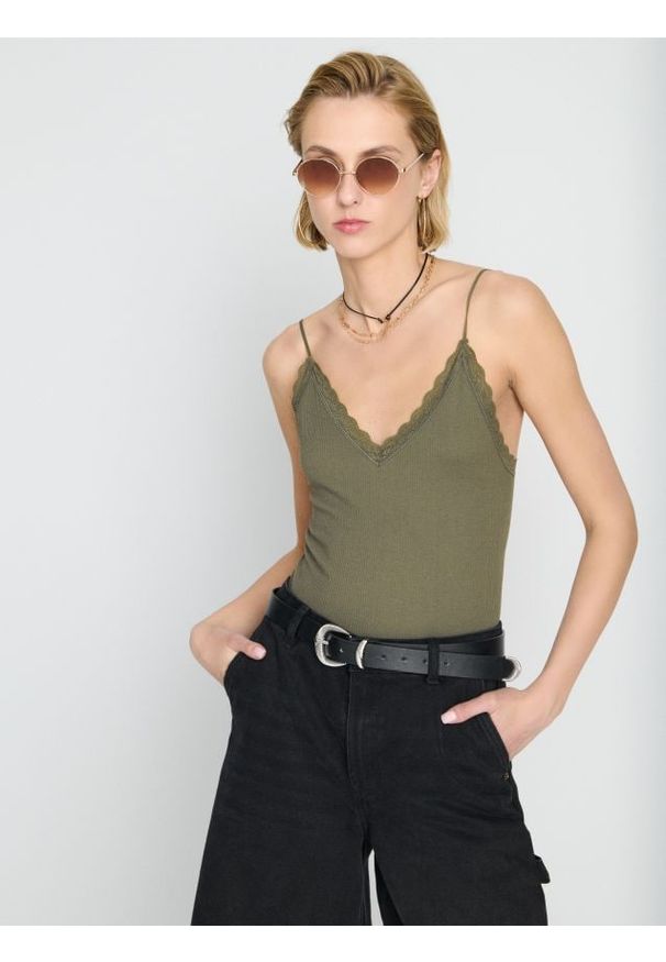 Sinsay - Body na ramiączkach z koronką - zielony. Kolor: zielony. Materiał: koronka. Długość rękawa: na ramiączkach. Wzór: koronka