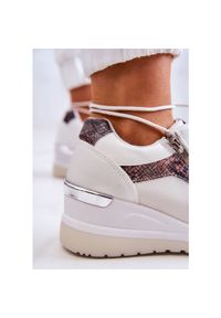 Damskie Sneakersy Na Koturnie Cross Jeans JJ2R4028C Białe. Kolor: biały. Materiał: materiał, tworzywo sztuczne, skóra ekologiczna. Szerokość cholewki: normalna. Wzór: aplikacja. Obcas: na koturnie #8