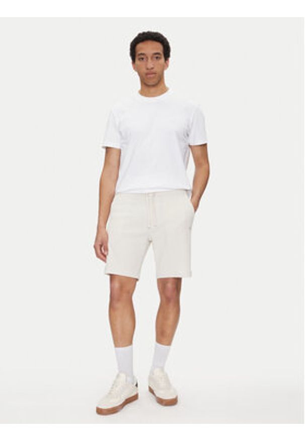 Calvin Klein Jeans Szorty sportowe J30J327247 Beżowy Regular Fit. Kolor: beżowy. Materiał: bawełna, syntetyk. Styl: sportowy