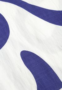 Born2be - Niebieska Wiskozowa Bluzka Oversize z Krótkim Rękawem w Abstrakcyjny Wzór Ginedina. Okazja: na co dzień, do pracy, na spotkanie biznesowe. Kolor: niebieski. Materiał: wiskoza. Długość rękawa: krótki rękaw. Długość: krótkie. Styl: casual, biznesowy, elegancki #2