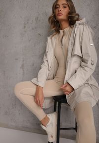 Renee - Beżowa Kurtka Przejściowa Typu Parka z Odpinanym Kapturem Ozdobiona Sznurkami Fallaiah. Okazja: na co dzień. Kolor: beżowy. Materiał: skóra. Wzór: aplikacja. Styl: casual #5