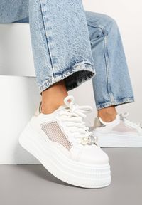 Born2be - Biało-Złote Sneakersy na Platformie z Transparentną Siateczką Perłami i Cyrkoniami Aderiba. Okazja: na co dzień. Kolor: biały. Materiał: jeans. Wzór: aplikacja. Obcas: na platformie #3