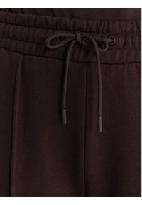 Guess Spodnie dresowe V6RB17 K9V31 Brązowy Regular Fit. Kolor: brązowy. Materiał: bawełna #5