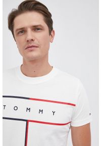 TOMMY HILFIGER - Tommy Hilfiger T-shirt bawełniany kolor biały z aplikacją. Okazja: na co dzień. Kolor: biały. Materiał: bawełna. Wzór: aplikacja. Styl: casual