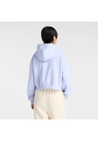 Bluza damska New Balance WJ61W2EEDYK – fioletowa. Okazja: na co dzień. Typ kołnierza: kaptur. Kolor: fioletowy. Materiał: poliester, bawełna, dresówka, materiał. Wzór: napisy. Styl: klasyczny, casual #2