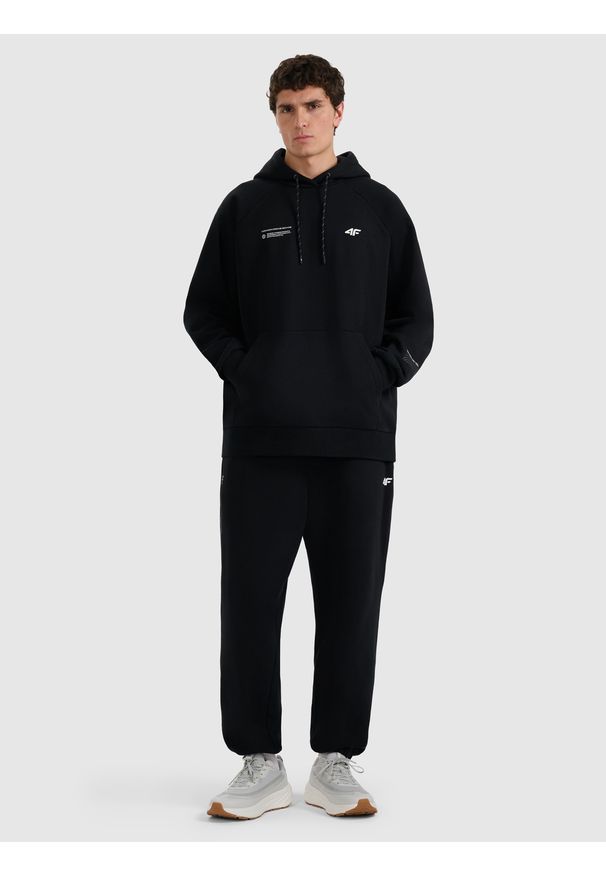 4f - 4F Bluza dresowa nierozpinana z kapturem męska - czarna L. Okazja: na co dzień. Typ kołnierza: kaptur. Kolor: czarny. Materiał: dresówka. Styl: casual