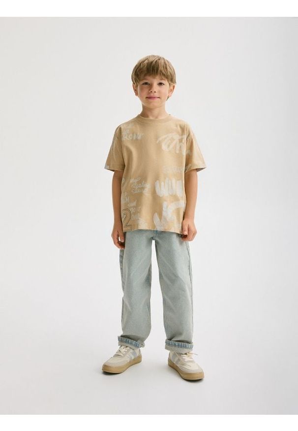 Reserved - T-shirt oversize z nadrukiem - beżowy. Kolor: beżowy. Materiał: dzianina, bawełna. Wzór: nadruk