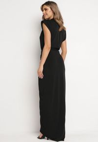 Born2be - Czarna Sukienka Maxi Dopasowana z Poduszkami w Ramionach i Rozcięciem na Boku Ocrana. Okazja: na ślub cywilny, na imprezę, na wesele. Typ kołnierza: kołnierzyk stójkowy. Kolor: czarny. Typ sukienki: dopasowane. Styl: klasyczny, elegancki. Długość: maxi #5