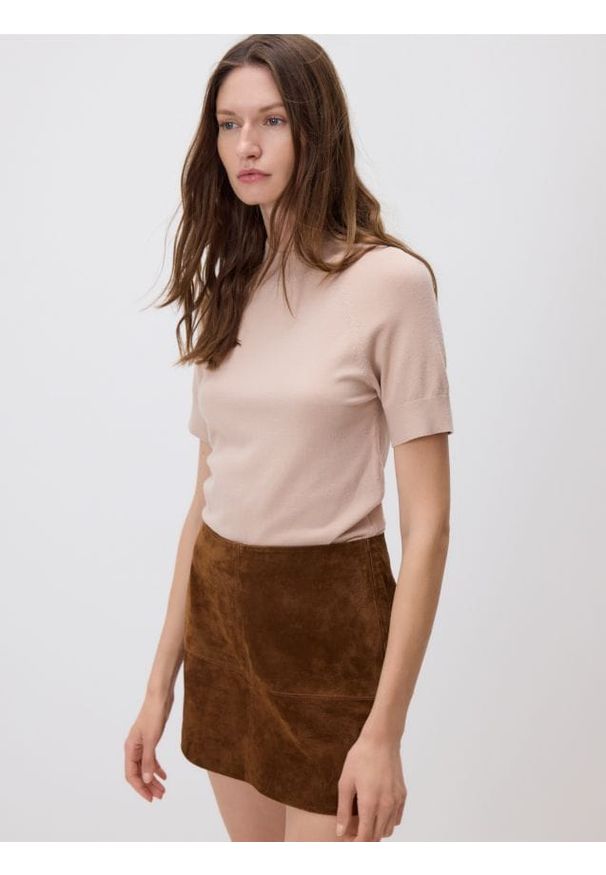 Reserved - Gładki sweter - beżowy. Kolor: beżowy. Materiał: dzianina, wiskoza. Wzór: gładki