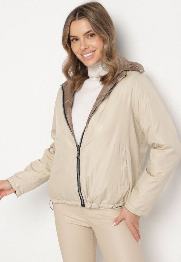 Born2be - Beżowo-Brązowa Pikowana Kurtka o Dwustronnym Kroju z Odpinanym Kapturem Zeorina. Okazja: na co dzień. Kolor: brązowy. Materiał: jeans. Wzór: gładki. Styl: casual, elegancki