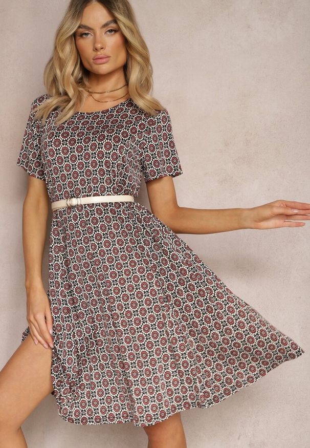 Renee - Czarno-Bordowa Rozkloszowana Sukienka w Ornamentalny Wzór z Wiskozy Oflia. Kolor: czarny. Materiał: wiskoza. Sezon: lato