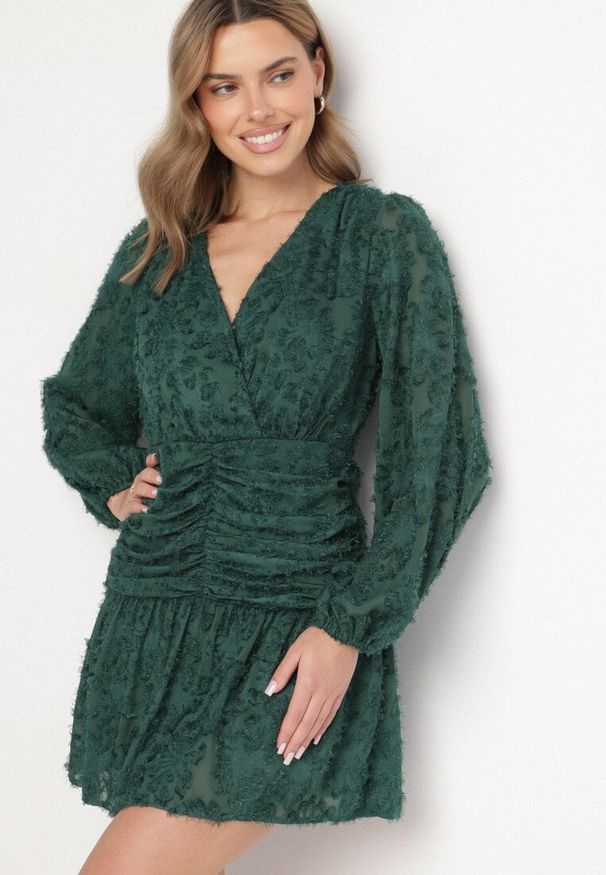 Born2be - Ciemnozielona Koronkowa Sukienka z Kopertowym Dekoltem i Marszczeniami Labisse. Okazja: na co dzień. Typ kołnierza: dekolt kopertowy. Kolor: zielony. Materiał: koronka. Typ sukienki: kopertowe. Styl: casual, klasyczny