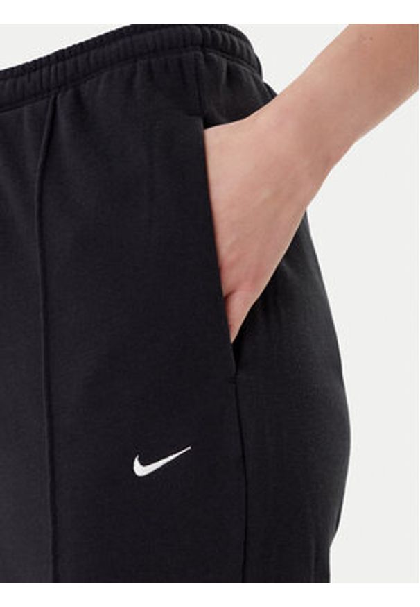 Nike Spodnie dresowe Chill Terry FN2434 Czarny Regular Fit. Kolor: czarny. Materiał: bawełna, syntetyk