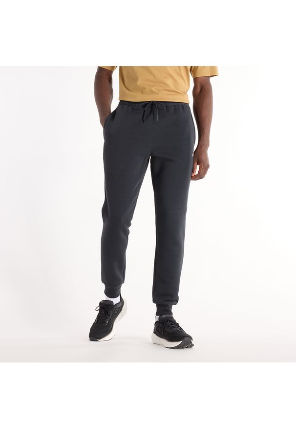 Spodnie męskie New Balance MP43904BK – czarne. Kolor: czarny. Materiał: poliester, bawełna, dresówka
