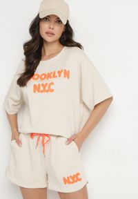 Born2be - Beżowy Komplet Oversize z Wiskozą T-shirt i Szorty z Nadrukiem Liravella. Kolor: beżowy. Materiał: wiskoza. Wzór: nadruk